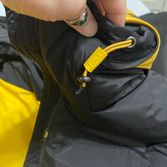 NWT Men’s Medium Fendi Logo-hood Technical Ski Down Jacket In Black/Yellow/White - Picture 14 of 16